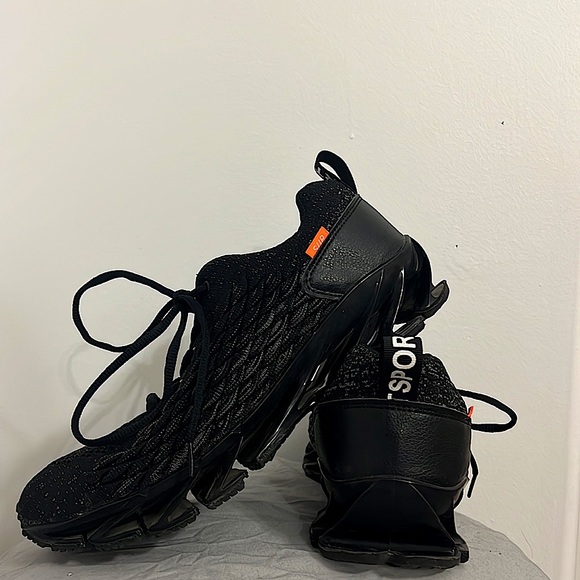 Size 10 athletic trainer shoes. - Picture 2 of 2